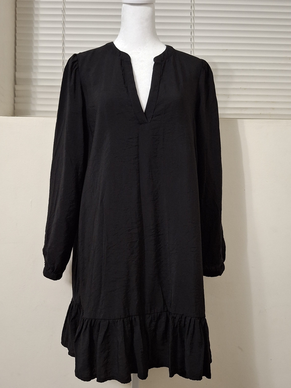 Sinsay Black V-Neck Long Sleeve Mini Dress Ruffle Hem Drop Waist